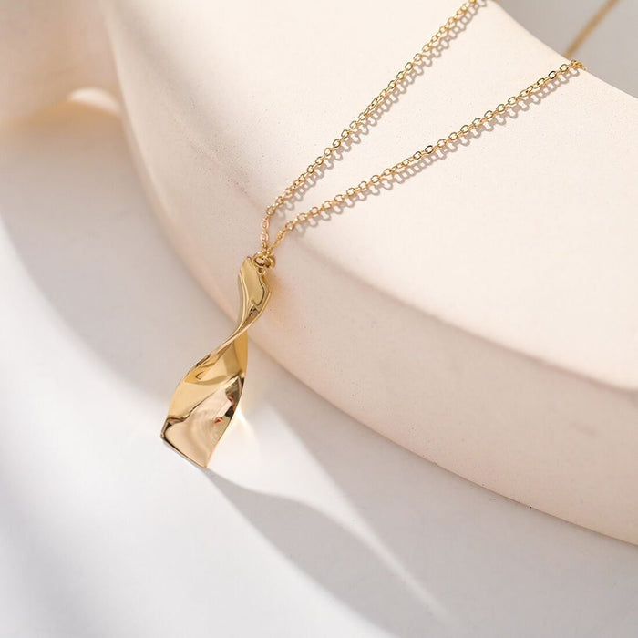 Collier chaîne dorée avec pendentif rectangle ondulé